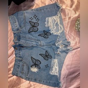 Butterfly Print Ripped Raw Hem Denim Shorts/mediums wash, size medium (6)